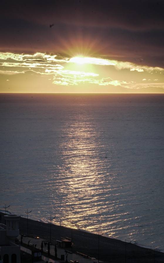 바투미의 석양과 흑해.