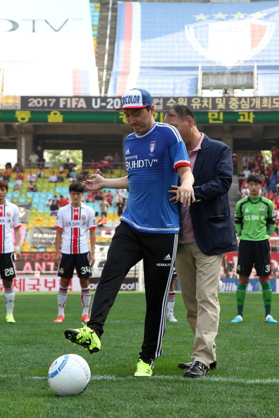 지난 2015년 아버지 신덕현씨의 도움으로 시축하고 있는 신영록 선수. [중앙포토]