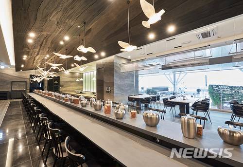 [김정환의 맛볼까]【인천=뉴시스】인천국제공항 제2여객터미널 '평화옥' 내부.