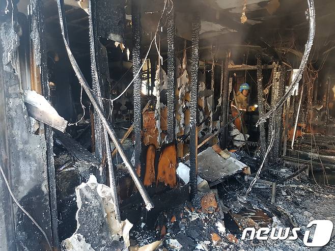 26일 오전 7시 32분쯤 부산 경남 밀양시 가곡동 세종병원에서발생한 화재를 소방대원들이 진압한 후 수색작업을 하고 있다. 사망자가 계속 늘어나고 있다.2018.1.26/뉴스1 &copy; News1 강대한 기자