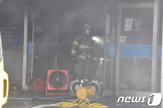 26일 오전 화재가 발생한 경남 밀양시 가곡동 세종요양병원 사고현장에서 소방대원이 수색작업을 하고 있다. (경남도민일보 제공) 2018.1.26/뉴스1