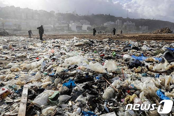 레바논 수도 베이루트 북쪽에 있는 연안 도시 '조우크 모스베' 해안가. © AFP=뉴스1