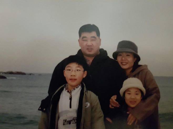 부모님, 여동생과 함께. 2000년 강원도 가족여행 당시 찍은 사진이다.