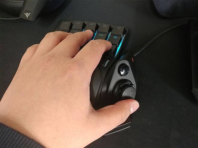 기본 설정 시 자판 구성은 일반 키보드의 왼쪽 부분과 거의 유사하다