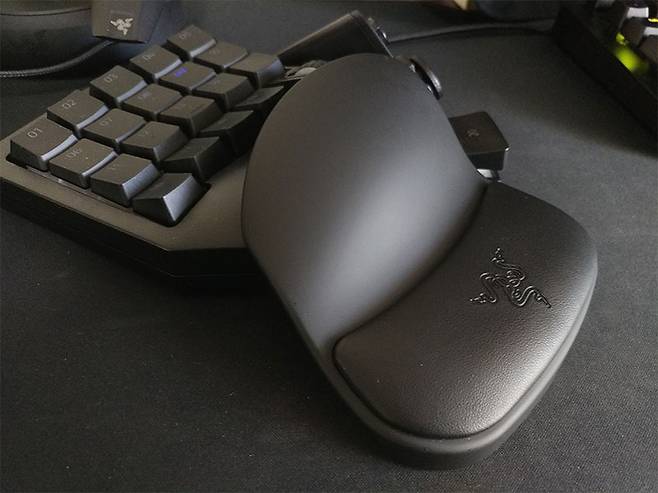 적당히 굴곡진 손바닥 받침대와 가죽 및 스펀지로 처리된 손목 받침대가 있어 사용감이 편하다