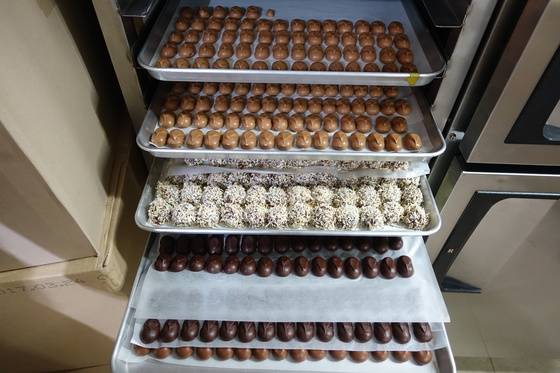 수작업이 끝나고 마무리 과정으로 냉각 건조 중인 초콜릿들.