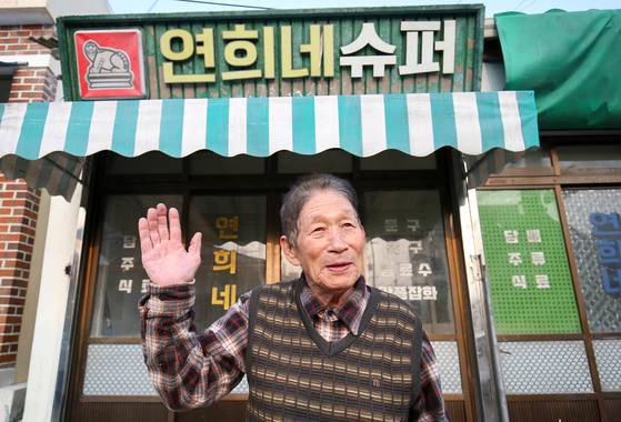 영화 ‘1987’이 촬영된 전남 목포시 서산동 ‘연희네슈퍼’ 앞에서 주민 서치봉씨가 문구를 팔던 옛 가게와 마을에 얽힌 추억을 회상하고 있다. 프리랜서 장정필