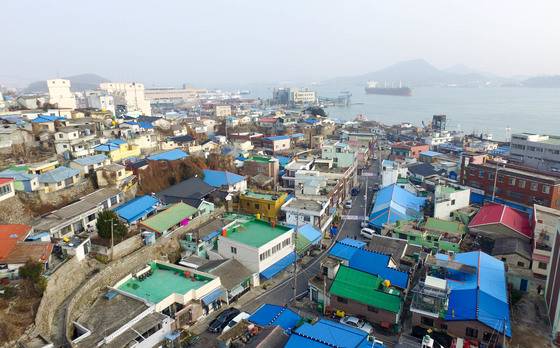 영화 ‘1987’ 속 ‘연희네슈퍼’가 자리한 전남 목포시 서산동 일대의 마을 정경. 프리랜서 장정필