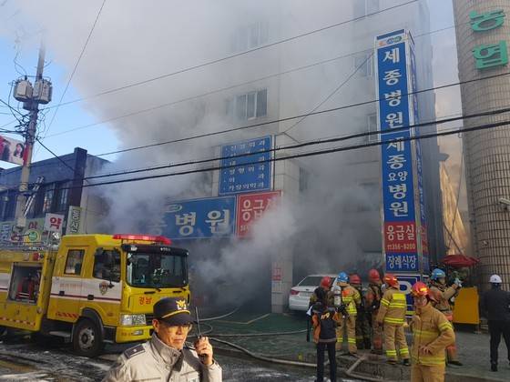 26일 오전 경남 밀양시 가곡동 세종병원에서 화재가 발생했다. 소방대원들이 화재 진압을 벌이고 있다.[연합뉴스]