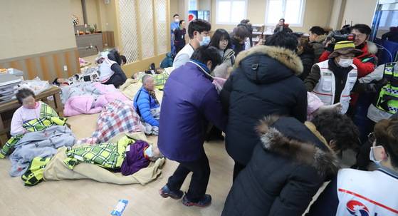 26일 오전 경남 밀양시 가곡동 세종병원에서 불이나 소방대원이 환자를 이송하고 있다. [연합뉴스]
