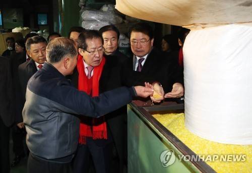 홍준표 자유한국당 대표가 26일 오전 경기도 시흥시 시화공단 내 한 업체를 방문해 공장을 둘러보고 있다. [연합뉴스]