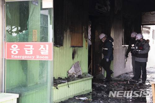 【서울=뉴시스】최동준 기자 = 26일 오전 7시 32분께 화재가 발생한 경남 밀양시 가곡동 세종요양병원 사고현장에서 소방대원이 수색작업을 하고 있다. 2018.01.26. (사진=국제신문 제공) photo@newsis.com