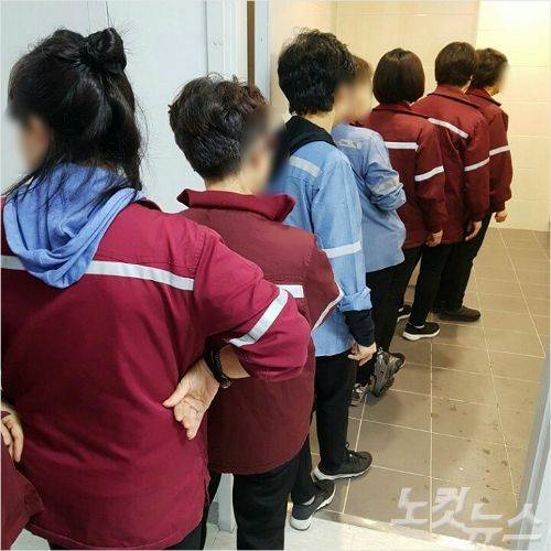 제2여객터미널이 열렸지만 이들의 처우는 달라진 게 없다. 150명이 넘는 여성 노동자가 있지만 용변기는 1개뿐이라 긴 줄이 늘어서기 일쑤다. (사진=송영훈 기자)