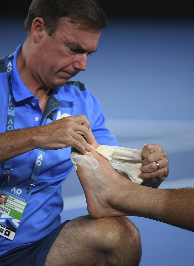 호주 멜버른의 로드 레이버 아레나에서 진행 중인 호주 오픈 남자단식 준결승전에서 정현의 담당의가 부상부위를 확인하고 있다. AP