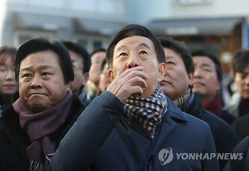 김성태 원내대표  세종병원 화재현장 방문 (밀양=연합뉴스) 김동민 기자 = 자유한국당 김성태 원내대표가 26일 오후 경남 밀양 세종병원 화재 현장을 찾아 둘러보고 있다.     image@yna.co.kr