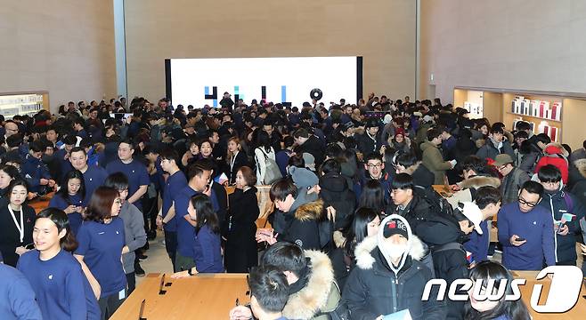 애플의 국내 첫 유통매장인 애플스토어 '애플가로수길'이 27일 문을 열었다. 2018.1.27/뉴스1 © News1 황기선 기자