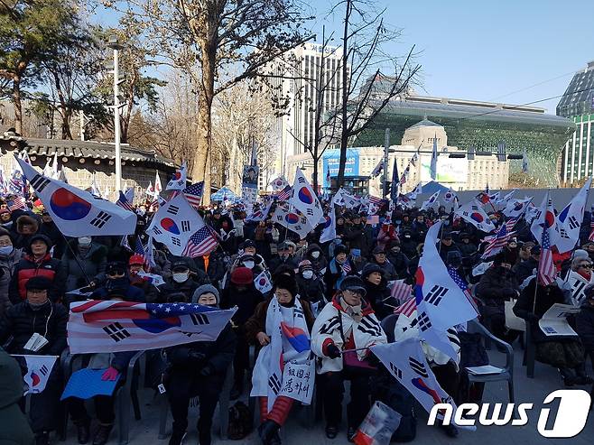 27일 오후 서울 중구 대한문 앞에서 태극기시민혁명국민운동본부가 정부를 규탄하고 박근혜 전 대통령의 무죄를 주장하는 집회를 열고 있다. 2018.1.27/뉴스1 © News1