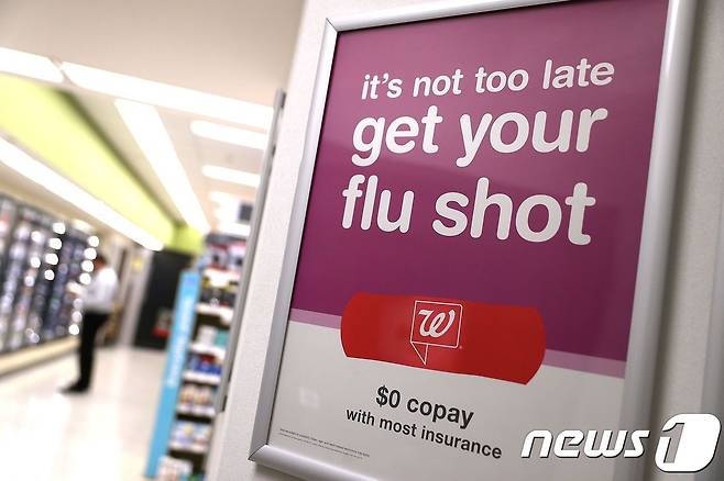 독감 예방 접종을 촉구하는 포스터© AFP=뉴스1