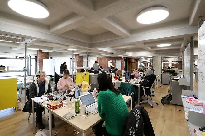 출판사인 샘터사 사무실로 쓰이던 샘터 사옥 4층 공간엔 젊은 미디어 스타트업들이 입주했다. 이들의 머리 위로 1979년 신축 당시 한 층이라도 더 만들기 위해 고안된 ‘와플’ 모양의 천장이 보인다.  강재훈 선임기자 khan@hani.co.kr