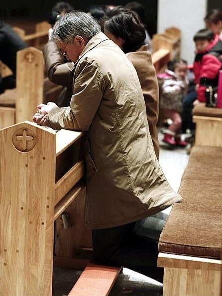문재인 대통령이 대선 후보 시절이던 2012년 서울 새검정성당에서 기도하고 있다. [중앙포토]