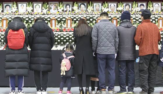 27일 밀양시 밀양문화체육회관에 마련된 세종병원 화재 참사 사망자 37명의 합동분향소에서 시민들이 애도하고 있다. 송봉근 기자