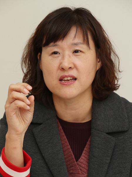비혼의 삶에 대해 연구한 논문을 쓴 지은숙 한림대 일본학연구소 연구원이 지난 15일 서울대 사회과학대에서 비혼과 돌봄에 관해 이야기를 하고 있다. 지 연구원은 “현재 비혼자의 목전에 놓인 과제는 노후가 아니라 노인 돌봄”이라고 말했다. 이상훈 기자 doolee@kyunghyang.com