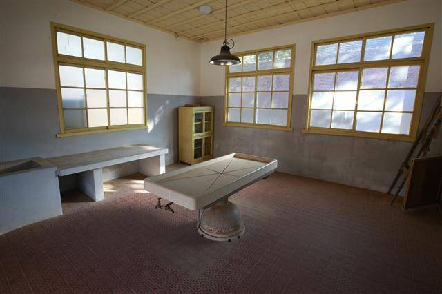 국립 소록도병원에 있는 검시실 모습. 한센인들 사이에선 ‘3번 죽는다’는 말이 있다. 한 번은 한센병에 걸렸을 때, 두 번은 실제로 사망했을 때, 세 번은 사망 이후 이뤄지는 시신 해부 때다. 소록도에서 생을 마감한 한센인들의 시신은 이곳에서 해부됐다.연합뉴스 국립 소록도병원에 있는 검시실 모습. 한센인들 사이에선 ‘3번 죽는다’는 말이 있다. 한 번은 한센병에 걸렸을 때, 두 번은 실제로 사망했을 때, 세 번은 사망 이후 이뤄지는 시신 해부 때다. 소록도에서 생을 마감한 한센인들의 시신은 이곳에서 해부됐다.연합뉴스