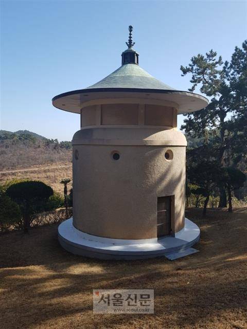 병원 본관에서 차로 10분쯤 가면 나오는 만령당. 소록도에서 생을 마감한 한센인들의 유골은 이곳에 안치됐다가 만령당 뒤쪽에 있는 봉분에 합장한다.소록도 오경진 기자 oh3@seoul.co.kr 병원 본관에서 차로 10분쯤 가면 나오는 만령당. 소록도에서 생을 마감한 한센인들의 유골은 이곳에 안치됐다가 만령당 뒤쪽에 있는 봉분에 합장한다.소록도 오경진 기자 oh3@seoul.co.kr