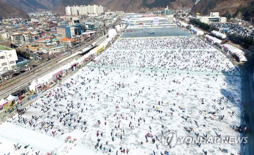 산천어축제, 최강 한파에도 뜨거운 열기  (춘천=연합뉴스) 양지웅 기자 = 화천산천어축제 폐막을 하루 앞둔 27일 오전 강원 화천군 화천읍 행사장이 관광객들로 붐비고 있다. 2018.1.27  yangdoo@yna.co.kr  (끝)