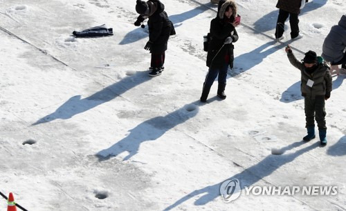 얼음벌판 위 재미  (춘천=연합뉴스) 양지웅 기자 = 화천산천어축제 폐막을 하루 앞둔 27일 오전 강원 화천군 화천읍을 찾은 관광객들이 산천어 낚시를 하고 있다. 2018.1.27  yangdoo@yna.co.kr  (끝)