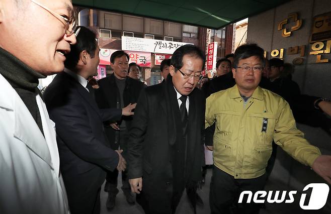 홍준표 자유한국당 대표가 27일 오후 세종병원 화재 사고 생존자들이 입원해 있는 경남 밀양시 내이동 제일병원을 방문하고 있다. 2018.1.27/뉴스1 © News1 여주연 기자