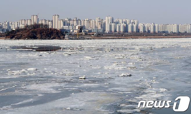 연일 계속되던 강력한 한파가 조금 누그러든 28일 오전 경기도 일산대교에서 바라본 김포시 앞 한강에 유빙이 떠있다. 기상청은 잠시 누그러 들었던 북극한파가 내일부터 다시 기승을 부려 이번주 초까지 지속된다고 밝혔다. 2018.1.28/뉴스1 © News1 박세연 기자