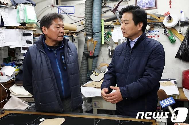 홍종학 중소벤처기업부 장관이 11일 일자리 안정자금 시행 현장점검의 일환으로 서울 종로구 창신동 '유진사' 봉제공장을 찾아 박균봉 대표와 대화를 나누고 있다.. 2018.1.11/뉴스1 © News1 오대일 기자
