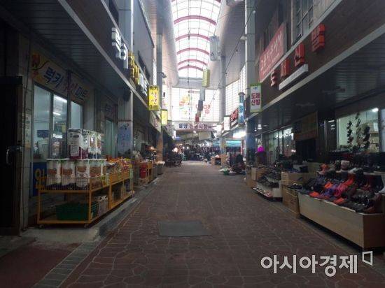 28일 오후 밀양아리랑시장이 주말임에도 한산한 모습을 보이고 있다. (사진=김지희 수습기자)