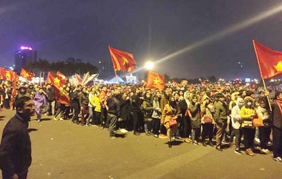 박항서 감독의 베트남 축구대표팀 공식 환영행사가 28일 베트남 미딘 국립경기장에서 열렸다. 환영 인파가 행사장으로 들어가기 위해 줄지어 서 있다.[사진 베트남 포털 24h.com]
