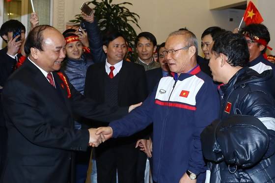 응우옌 쑤언 푹 베트남 총리가 28일 정부 청사에서 박항서 감독과 악수하고 있다. [EPA=연합뉴스]