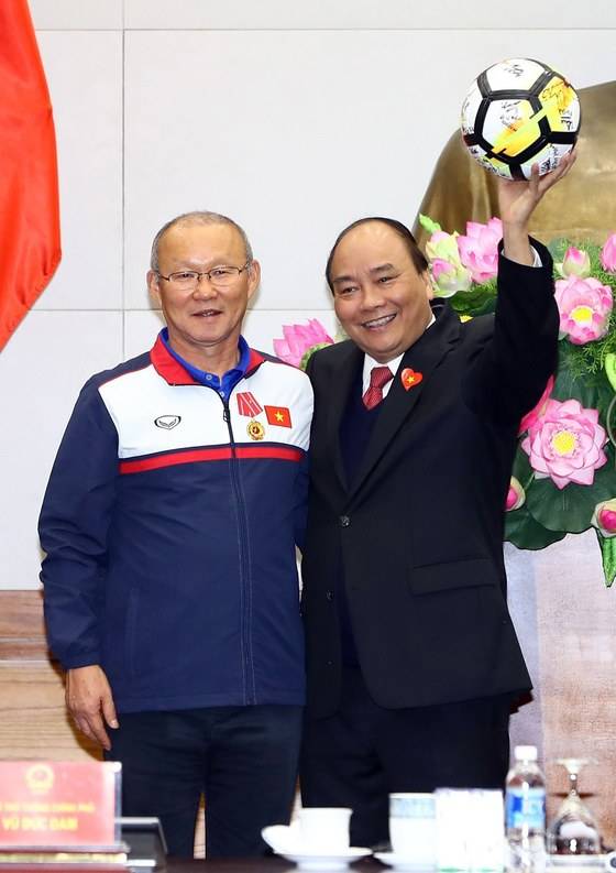 응우옌 쑤언 푹 베트남 총리가 28일 정부 청사에서 박항서 감독과 기념촬영하고 있다. [EPA=연합뉴스]