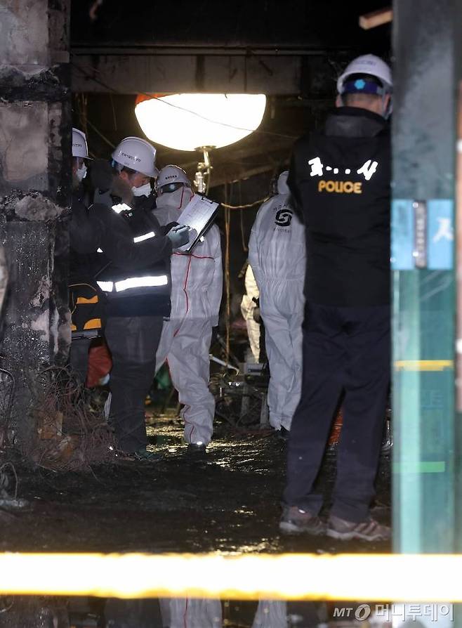 경찰, 국과수, 한국전기안전공사 등 관계자들이 27일 경남 밀양시 가곡동 세종병원에서 합동 감식을 하고 있다. /사진=김창현 기자