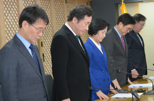묵념 : 이낙연(왼쪽 두 번째) 총리 등 당·정·청 고위 인사들이 29일 오전 서울 영등포구 여의동 더불어민주당사에서 열린 고위당정협의회에서 밀양 화재 희생자에 대한 묵념을 하고 있다. 왼쪽부터 장하성 청와대 정책실장, 이 총리, 추미애 대표, 우원식 원내대표, 김태년 정책위 의장.  김호웅 기자 diverkim@