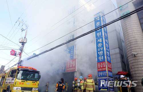 【서울=뉴시스】최동준 기자 = 26일 오전 경남 밀양세종병원에서 화재가 발생해 출동한 소방대원들이 화재 진압을 하고 있다.  2018.01.26. (사진=경남신문 제공) photo@newsis.com