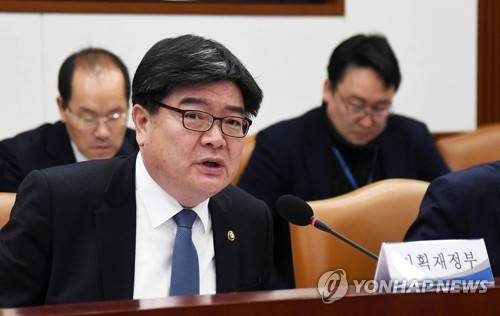 모두발언 하는 김용진 기재부 2차관 (서울=연합뉴스) 김용진 기획재정부 2차관이 29일 오전 정부서울청사에서 공공기관 채용비리 관련 관계부처 회의를 주재하고 있다. [기획재정부 제공=연합뉴스]      photo@yna.co.kr