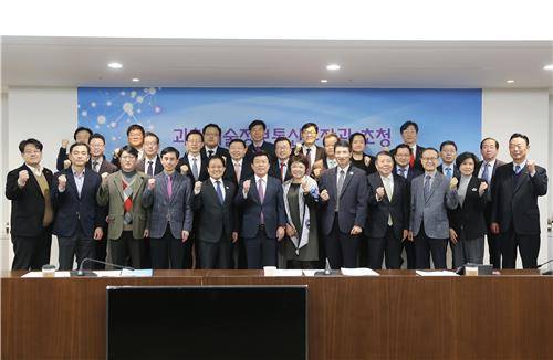 중기중앙회, 유영민 과기정통부 장관과 간담회 개최 (서울=연합뉴스) 29일 여의도 중소기업중앙회에서 열린 '유영민 과학기술정보통신부 장관 초청 중소기업인 간담회'에서 유영민 장관과 박성택 중기중앙회장 등 참석자들이 기념촬영을 하고 있다. [중소기업중앙회 제공]
