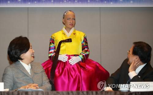 봐도봐도 신기한 '소피아' (서울=연합뉴스) 박동주 기자 = 사우디아라비아에서 시민권을 발급받은 AI(인공지능) 로봇 '소피아'가 29일 서울 플라자호텔에서 열린 핸슨 로보틱스(Hanson Robotics) 초청 기념 만찬에서 한복을 입고 있다. 왼쪽부터 박영선 더불어민주당 의원과 유영민 과학기술정보통신부 장관.       pdj6635@yna.co.kr