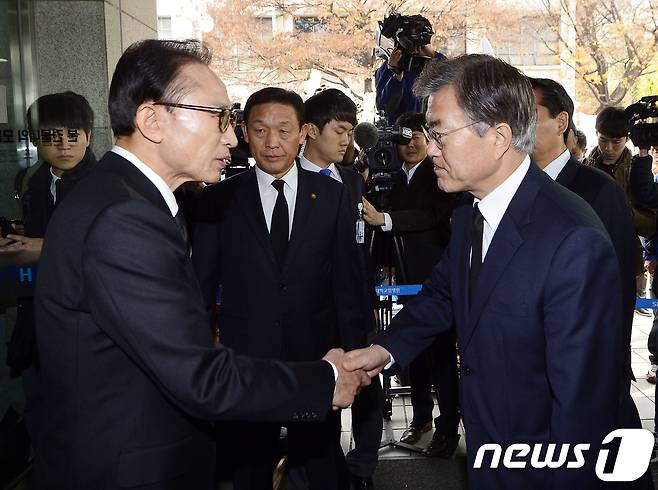 2015년 11월22일 서울 종로구 서울대병원 장례식장에 마련된 고 김영삼 전 대통령 빈소를 찾은 이명박 전 대통령과 새정치민주연합 문재인 대표가 인사를 나누고 있다. (뉴스1 DB) 2015.11.22/뉴스1