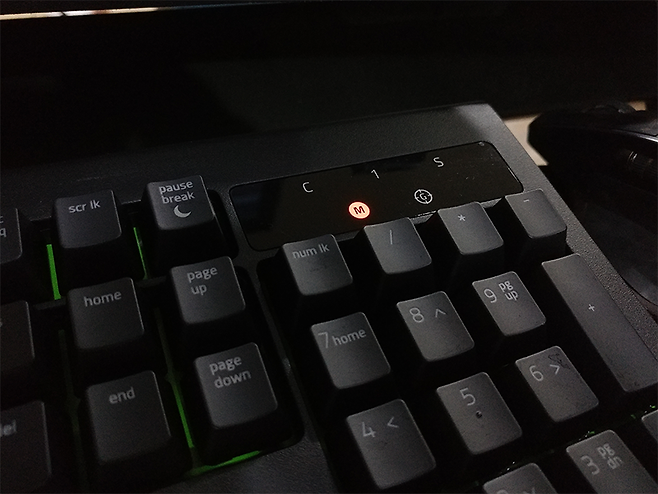 매크로 녹화 중에는 우측 상단 M 모양 버튼에 빨간 불이 켜진다