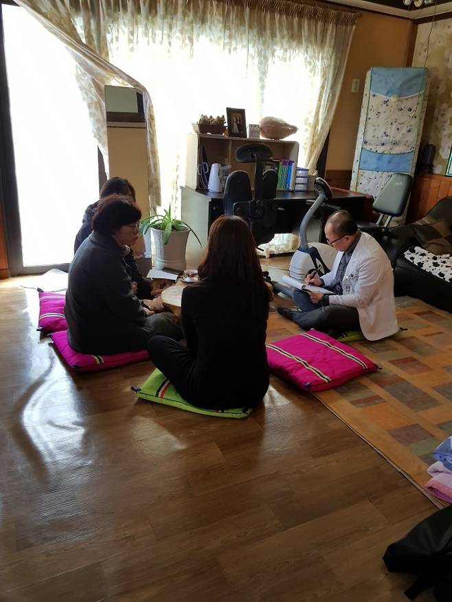 경남 밀양 화재 피해자의 집에서 심리 지원 상담을 하고 있는 이영렬 국립부곡병원장(오른쪽)과 직원들. [사진 이영렬 원장]
