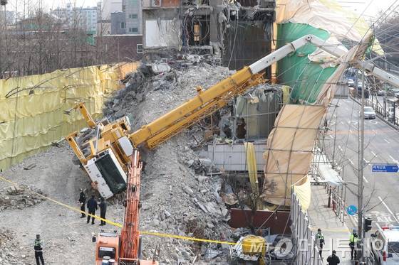 지난해 12월 28일 오전 서울 강서구청 사거리 부근 한 공사장에서 이동식 크레인이 전복해 정차 중이던 650번 서울 시내버스를 덮쳤다. 긴급출동한 119 구조대원과 경찰이 사고현장을 수습하고 있다. /사진=뉴스1