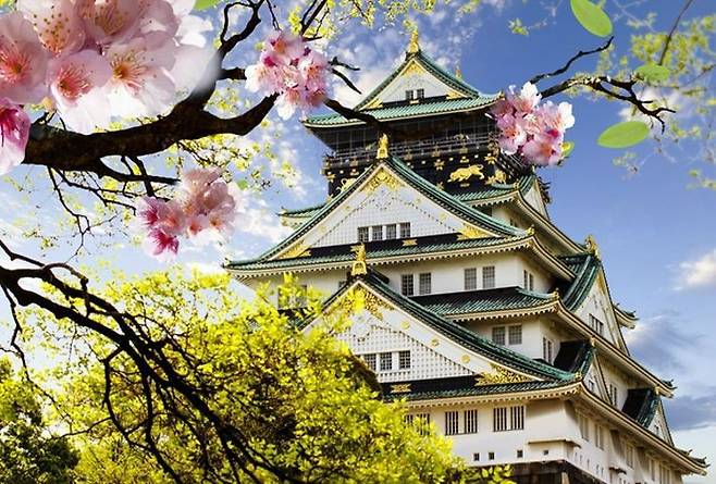 계절을 대표하는 화려한 꽃들과 나무를 볼 수 있는 오사카 성. (사진=투어벨 제공)