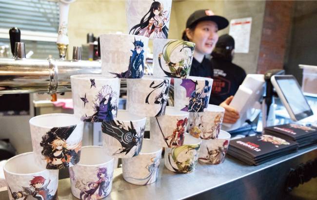 엘소드 일러스트가 그려진 컵홀더. [지호영 기자]