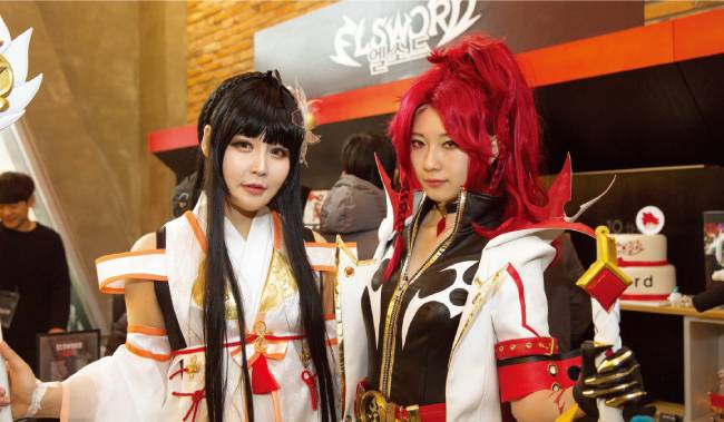 엘소드 카페 오픈 당시 엘소드 캐릭터 코스튬 플레이를 선보인 코스프레팀 ‘Rz cos’. [사진 제공 · 넥슨]